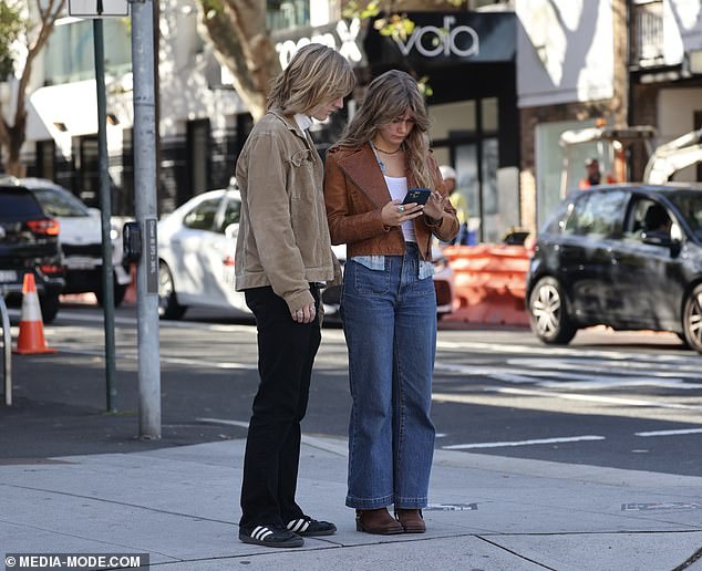 At one point, the duo were both seen looking at a phone before continuing