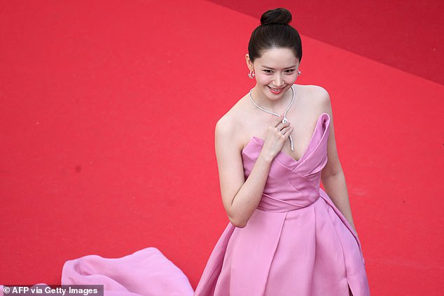 The 33-year-old K-pop star turned actress was preparing to pose for photos on the iconic red stairs when she was stopped by the security guard