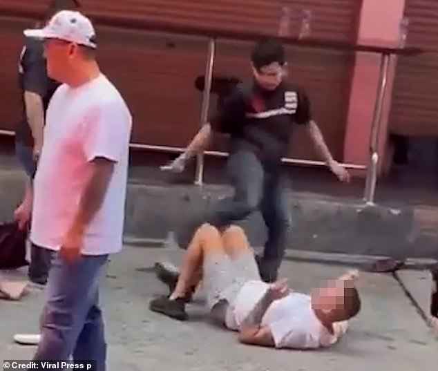 1716811476 823 Horrific moment as two British tourists are brutally beaten by