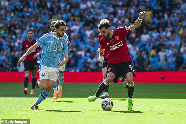 Bruno Fernandes (right) executed a brilliant no-look pass for Kobbie Mainoo's winner