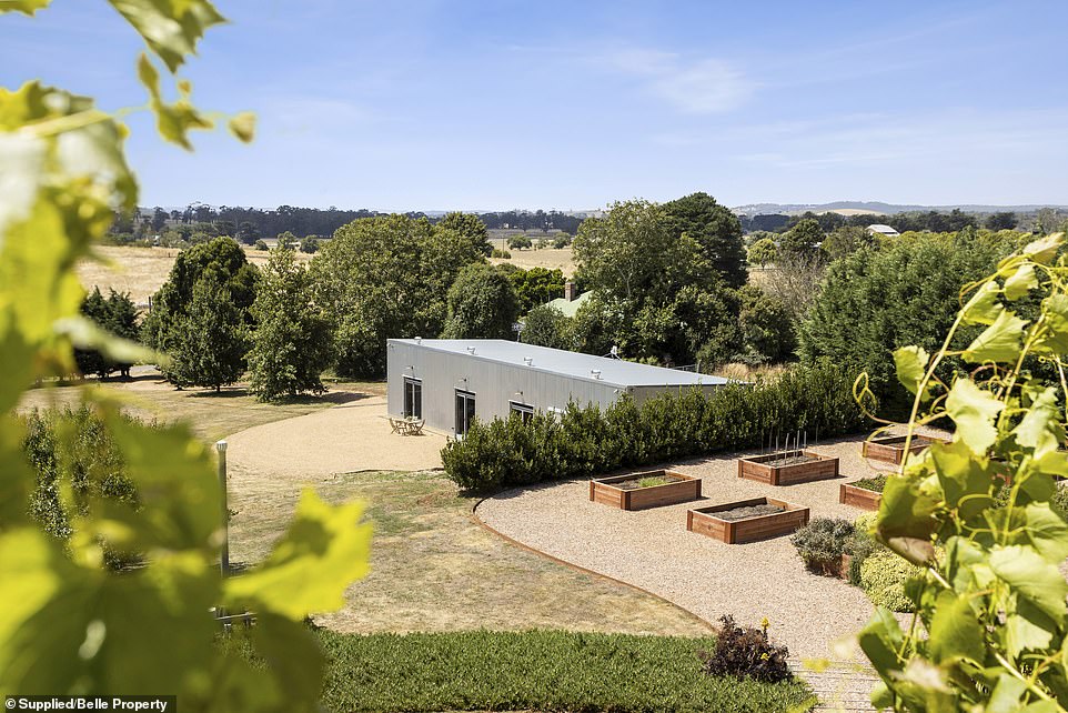 The house offers elevated views of Mount Franklin, Mount Tarrengower, Musk and beyond