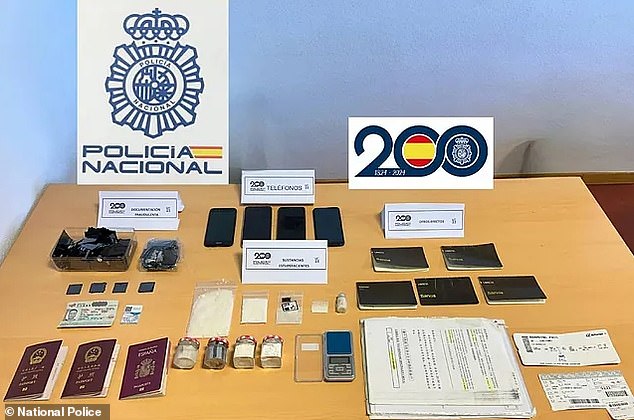 According to Spanish police, the Chinese people smuggling gang has forged documents to facilitate the smuggling of migrants to Europe