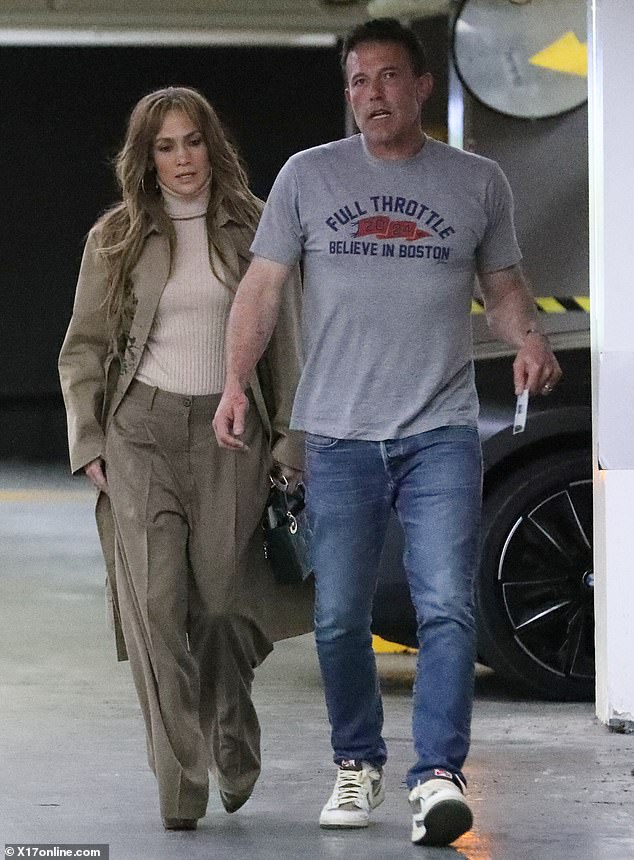 And even as her marriage falls apart behind the scenes, it seems Jennifer Lopez refuses to quit.  The tension is clearly visible.  Lopez and husband Ben Affleck live separately in LA.