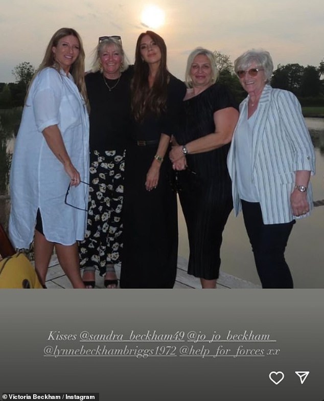 David's rarely seen sisters Joanne (left) and Lynne were also at the family home for the gathering as they all posed for a group photo