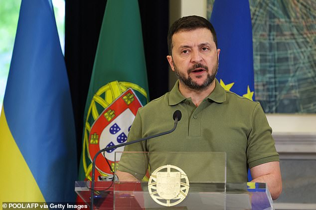 More than two years after Europe's deadliest war since World War II, Western allies are debating how to stem Russia's military advance, while Putin increasingly raises the risk of global war.  In the photo is Ukrainian President Volodymyr Zelensky, who is traveling to Portugal this week