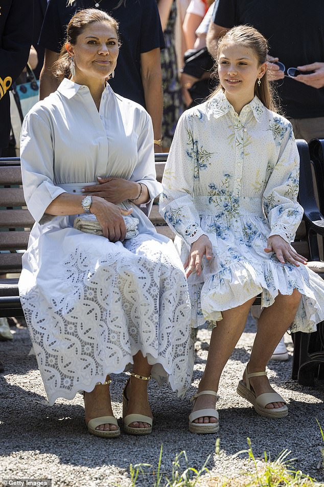 Estelle looked like a summer picture in a slightly shorter dress with a pattern of flower and leaf stems