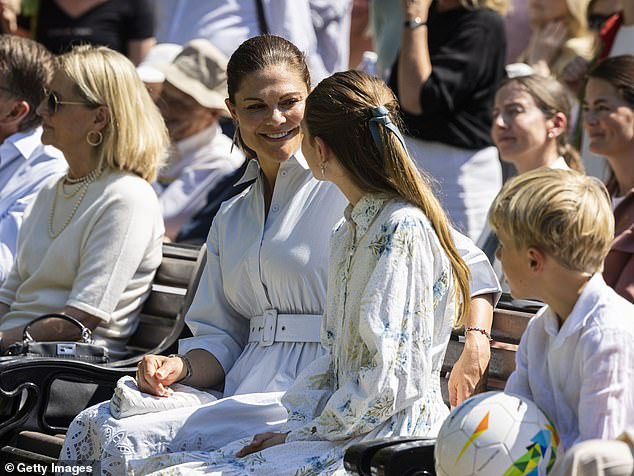 Mother and daughter showed off their close bond as they chatted ahead of the unveiling of the new artwork