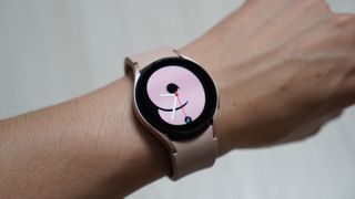 Person wearing the Galaxy Watch 4 on his wrist