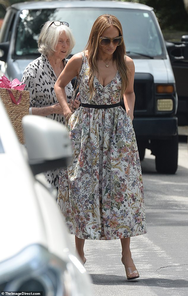 She looked stunning wearing a pair of sheer nylon heels, with a gold heart pendant necklace and a structured crossbody bag