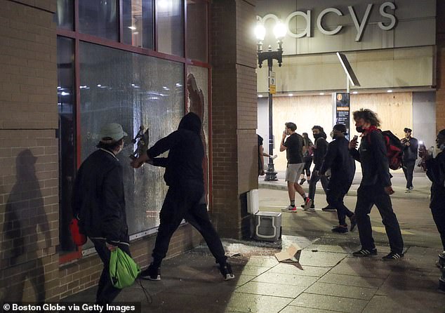 Wu wants shoplifting, theft and disorderly conduct not prosecuted.  In the photo, an unknown man breaks the windows of a store in Boston in May 2020 (file photo)