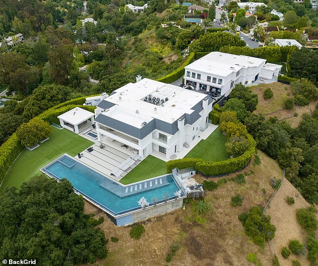 The 54-year-old beauty lives in a $60 million mansion in Bel Air, California that she shared with her husband Affleck