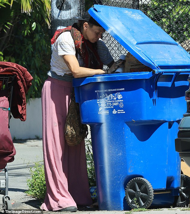 Loni has previously been spotted lugging a shopping cart full of her belongings and rummaging through dumpsters on the streets of Los Angeles.