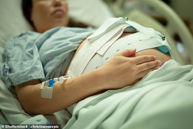 Epidurals can reduce the risk of serious birth-related complications for mothers by more than a third, a study has found