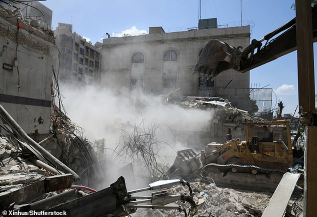 In the photo: the aftermath of an Israeli missile attack on the consulate building of the Iranian embassy in Damascus