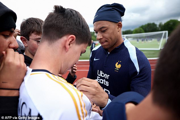 Mbappe signed the shirt of a Real Madrid fan on Thursday, a clear sign that the deal will go through