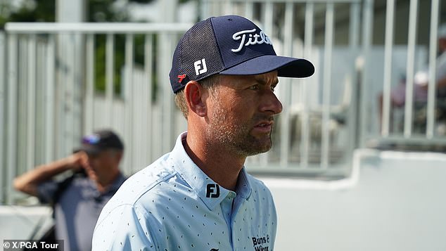 Webb Simpson wears a ribbon on his hat following the death of Grayson Murray