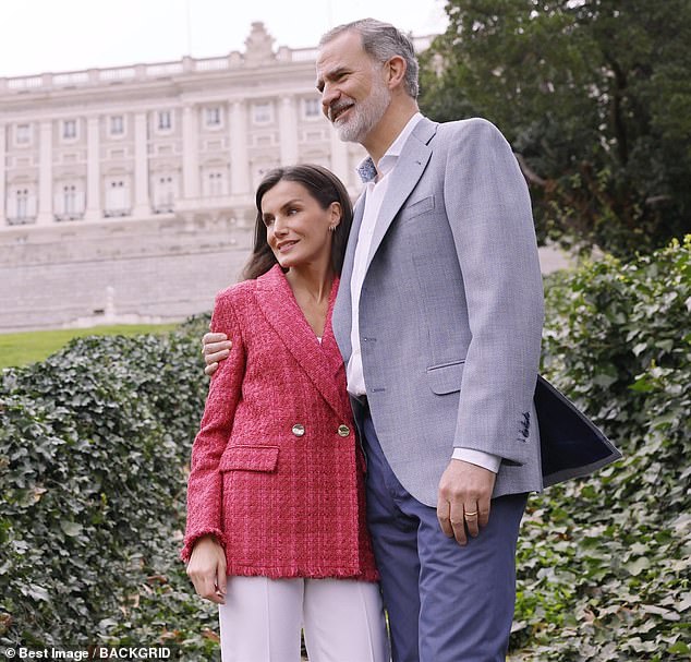 In the photo: the official portrait of King Felipe and Queen Letizia of Spain on the occasion of their twentieth wedding anniversary