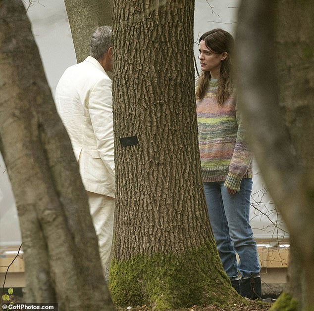 In the intense-looking snaps, the brunette beauty appeared disheveled as she chatted with the actor from a distance