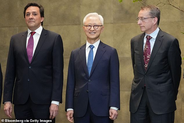 Kyung Kyehyun, CEO of Samsung Electronics' Device Solutions division, is pictured center between an IBM executive (left) and an Intel executive (right)