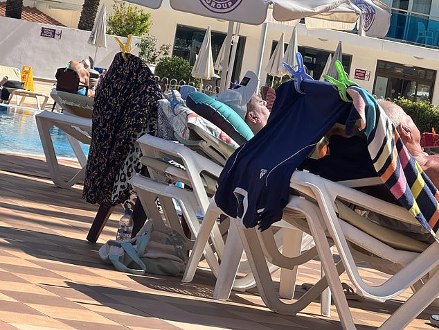 Paul Hitchcock, who regularly holidays in Benidorm, shared a photo of two sun worshipers at his hotel who had stacked several sun loungers on top of each other