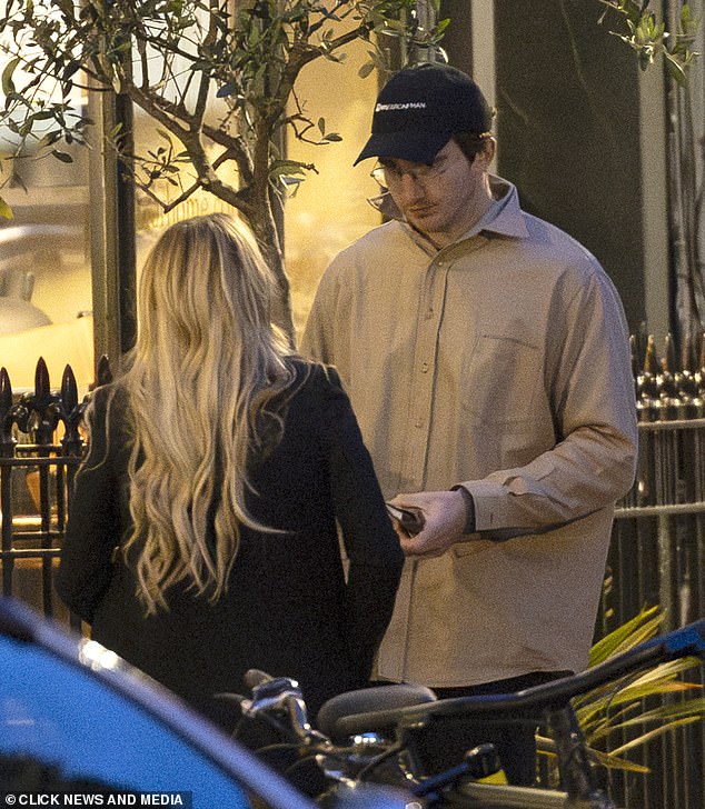 Ellie and Caspar appeared on good terms as they were pictured smoking and drinking outside a restaurant in the posh area