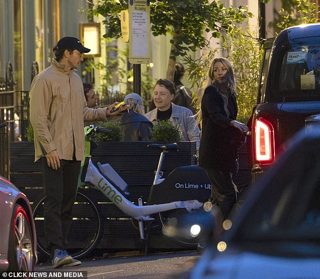 The car stopped in front of the restaurant where they had eaten