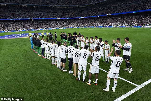 His teammates lined up at the Bernabéu to give the midfielder a guard of honour