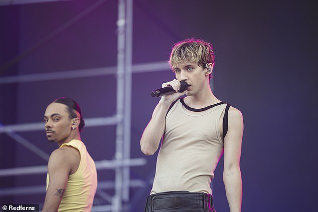 He continued to stick to the choreography throughout the tour, including at the Primavera Sound Festival