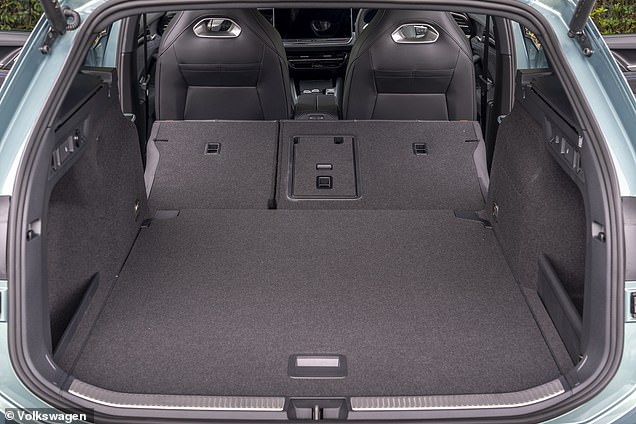 The luggage compartment can be expanded from 690 liters (an increase of 40 liters) to 1,920 liters (an increase of 140 liters) with the rear seat backrests lowered