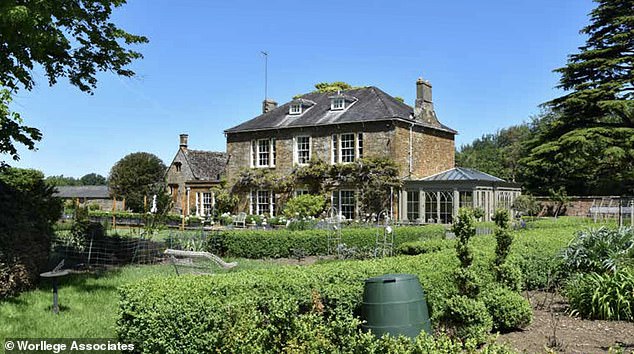 It also turned out that the Horners already have one swimming pool in their country house (photo)