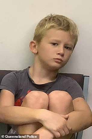 The 10-year-old boy (photo) is 145 cm tall, has blond hair and blue eyes.