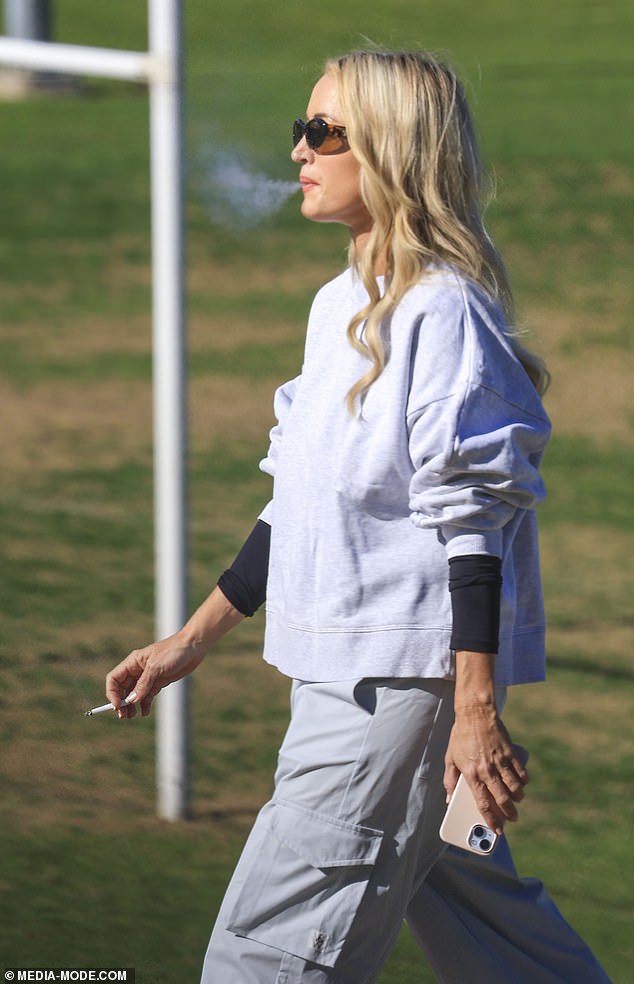 Twisting her golden locks into very glamorous curls, the media personality otherwise wore a casual look for her afternoon stroll