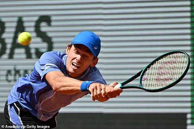 De Minaur took a 3-0 lead in the third set