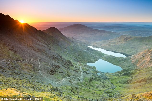 A holidaymaker has been asked to pay an extra £265 for his accommodation in Snowdonia, North Wales, after owners discovered the price on the original booking was wrong