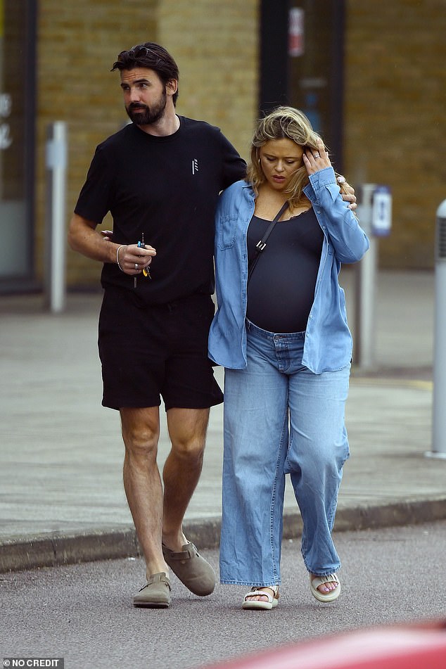 Alistair put on a casual display in a black T-shirt and gym shorts, paired with beige Birkenstocks