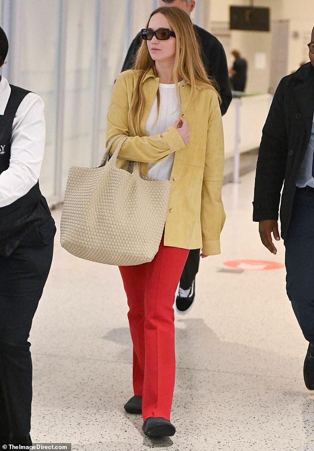 The American star completed her look with stylish sunglasses, while a large tote bag hung casually over one shoulder