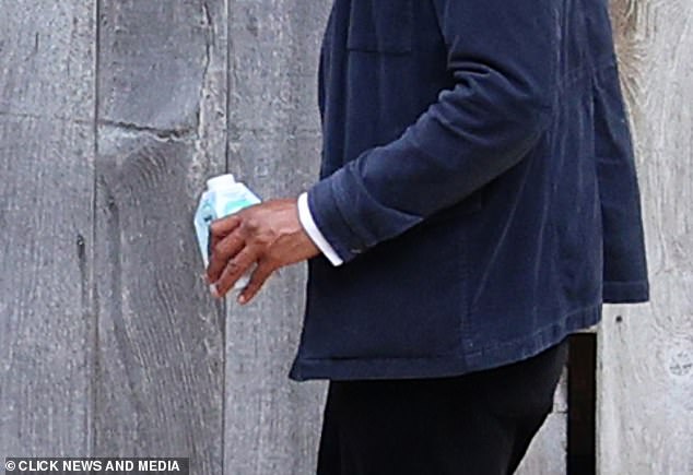 He was spotted without a wedding ring, as the fourth finger of his left hand remained bare