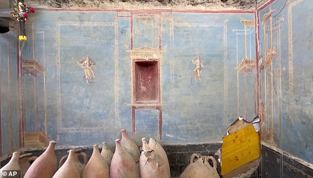 1717706728 524 Mysterious blue room found in ruins of Pompeii suggesting it