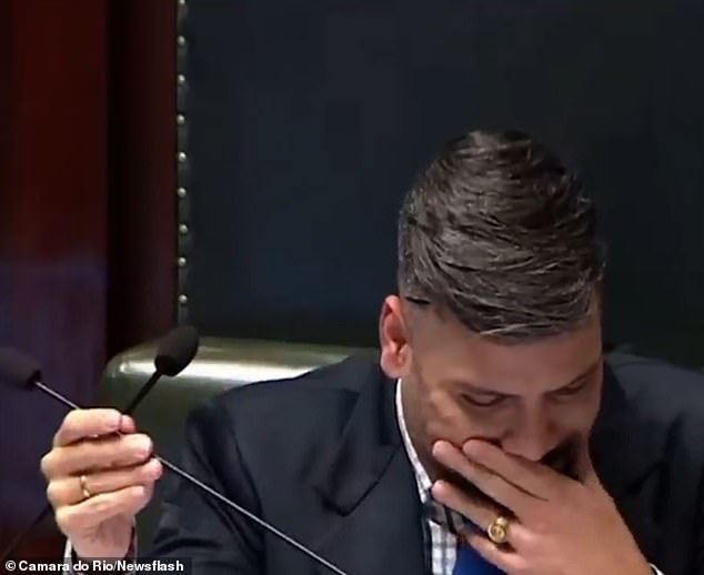 The footage then cut to session leader Pablo Mello, sitting in the council chamber, who was barely able to laugh as he realized what was happening.