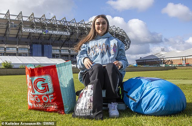 Ellie Poulter, 19, traveled on a ten-hour bus from Oxfordshire to Edinburgh to see the singer perform on Saturday