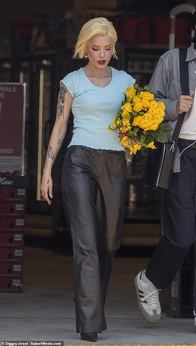 The singer looked glamorous as she stepped out of the store