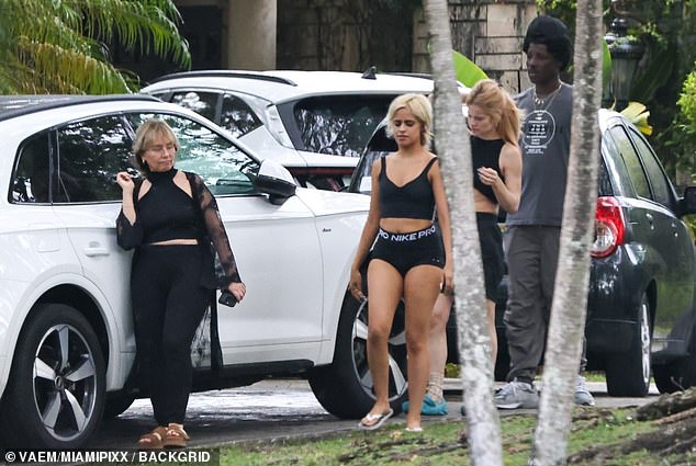 The starlet seemed in good spirits and was accompanied by her mother Sinuhe Estrabao and two friends