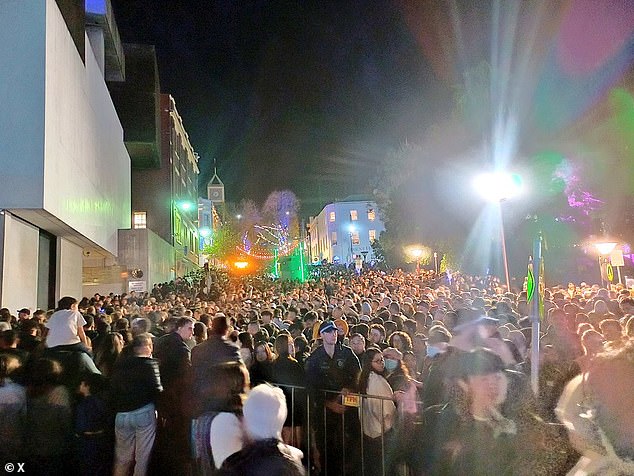 A visitor who posted photos of the chaos on X (photo) expressed his outrage on Saturday evening at the 'absolutely dangerous scenes at the Vivid festival'