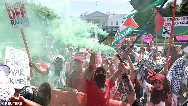 1717874476 832 Massive pro Palestine protest at White House descends into chaos as