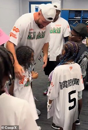 Kelce greets kids after Njoku's celebrity game