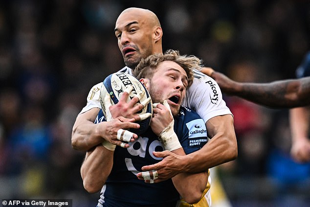 Warr (front) wrestles La Rochelle's Dillyn Leyds during a Champions Cup match