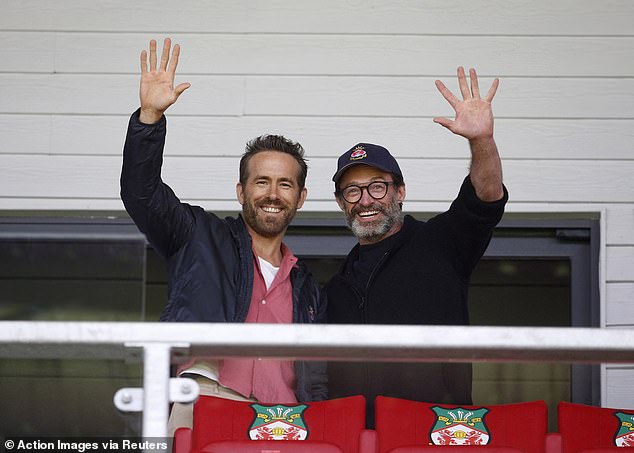 Like celebrities like Ryan Reynolds (left) and Hugh Jackman (right), a good friendship between dolphins can form the basis for a collaboration that can last for years.