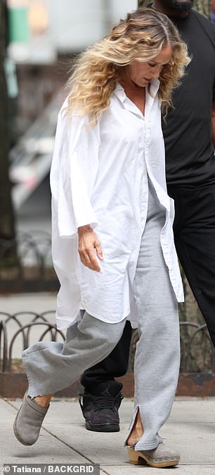 The Square Pegs star wore an oversized white shirt and gray sweatpants