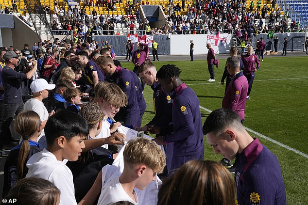 English stars came by at the end of the session and signed dozens of autographs for the fans