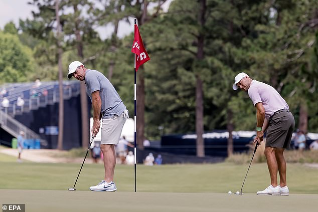 The two European players try to get to grips with the dangerous greens of Pinehurst No. 2